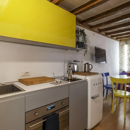 Guesthost - Largo Di Torre Argentina Cozy Appartement Rome
