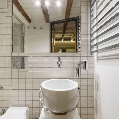 Guesthost - Largo Di Torre Argentina Cozy Appartement Rome